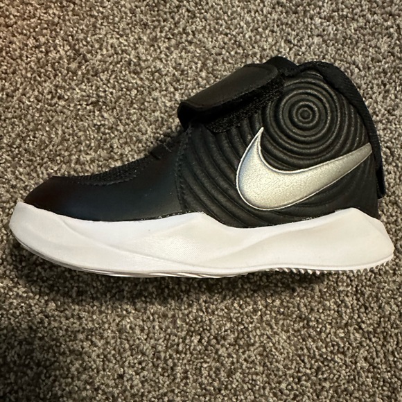 NWT Nike Team Hustle Shoes Size 7c - Picture 3 of 10